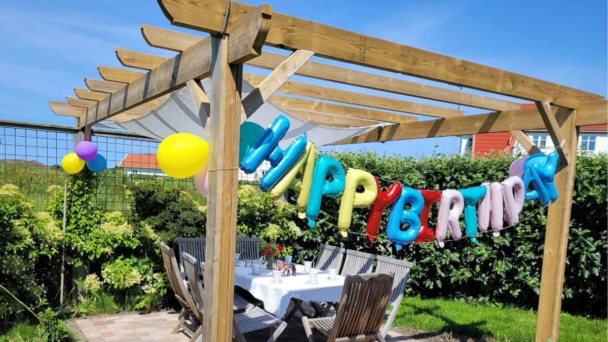 Pergola med stolpar och balkar där höjd och proportioner är avgörande