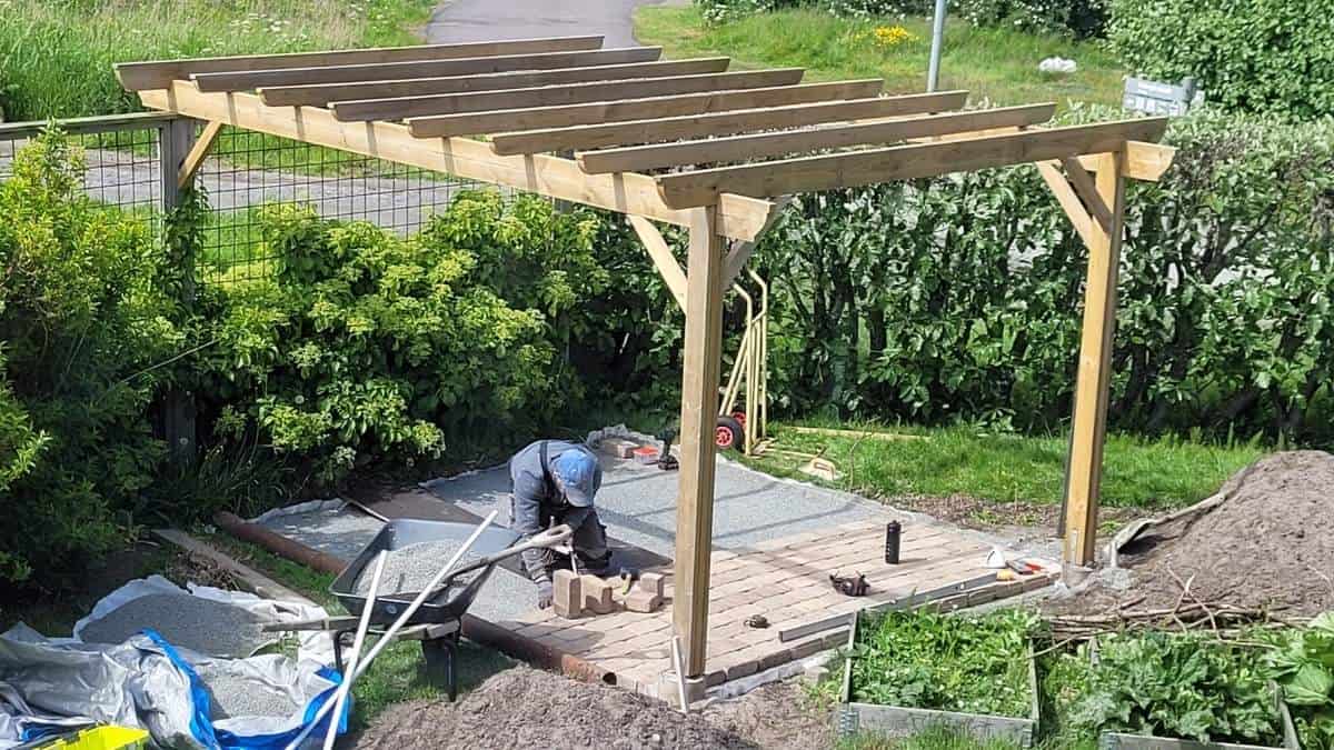 Pergolatak med lutning som leder bort regnvatten